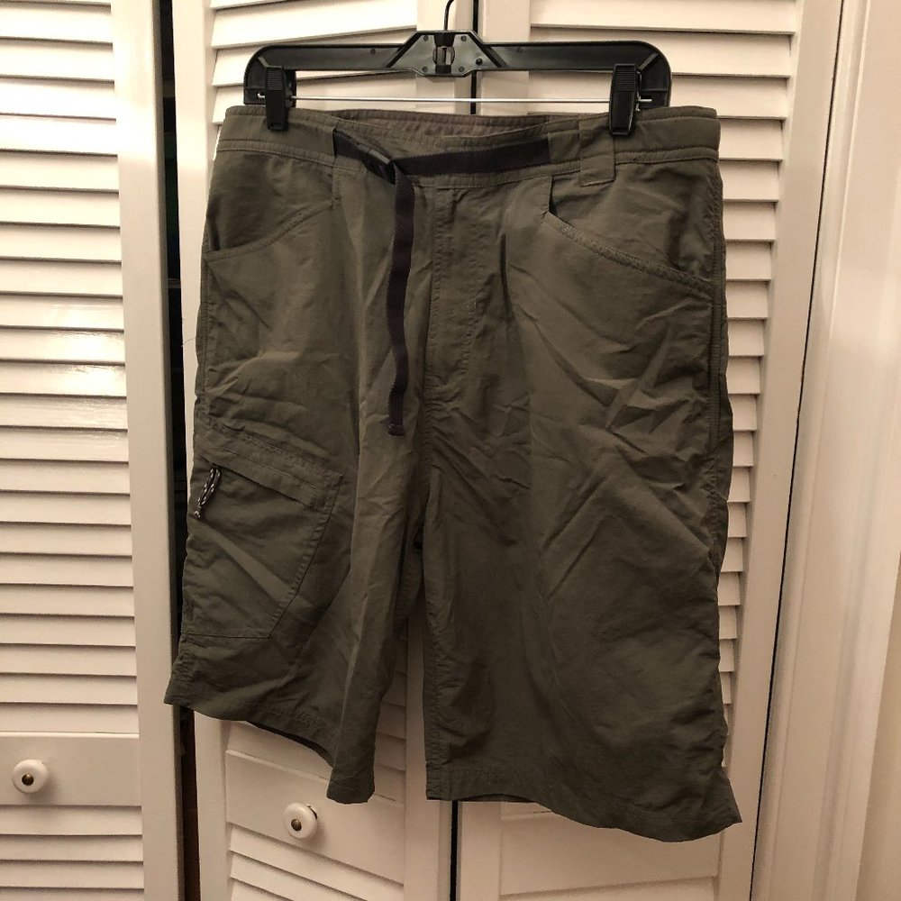 Alpine Design men green fatigue bermuda shorts, with assorted belt, two front po